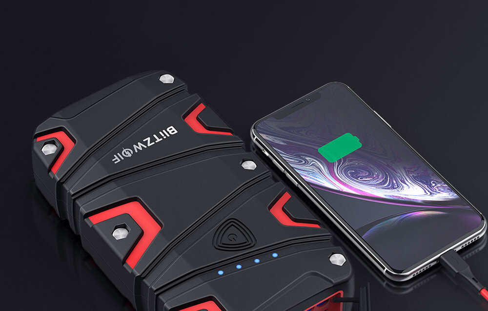 BLITZWOLF Jump Starter BW-JA1 QC 3.0 szybkie ładowanie powerbank USB typu C dwa porty wyjścia USB-A QC 3.0 micro-USB- powerbank podłączony pod telefon 