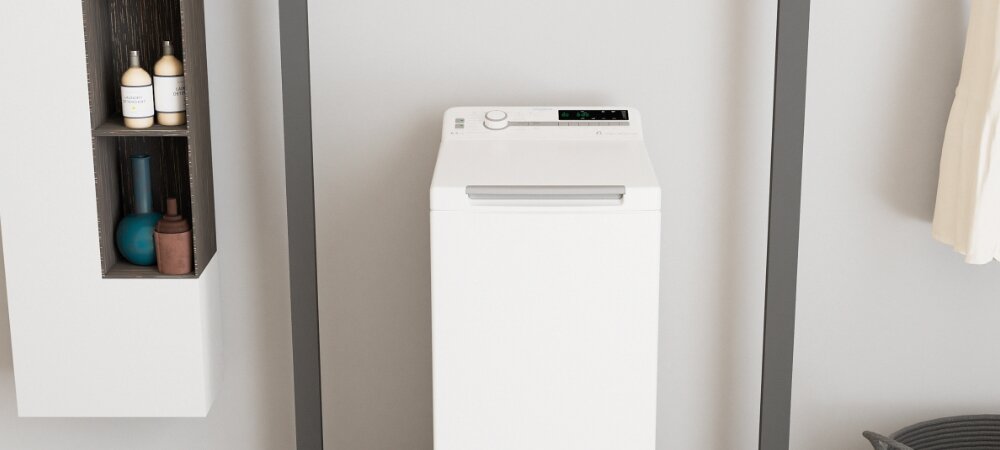 PRALKA WHIRLPOOL MTDLR65241BS PL/N Pralka wpisuje się w jasne wnętrze łazienki, podkreślając jej uporządkowany charakter. Obok znajdują się półki z kosmetykami i akcesoriami ładowana od góry kompaktowa design trwałość