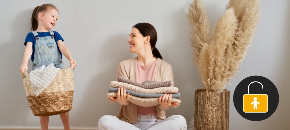 PRALKA WHIRLPOOL MTDLR65241BS PL/N Zdjęcie pokazuje osobę dorosłą siedzącą na podłodze z poskładanymi ubraniami oraz dziecko trzymające kosz z praniem. Ikona w prawym dolnym rogu symbolizuje funkcję bezpieczeństwa dla najmłodszych blokada przed dziećmi ochrona bezpieczeństwo