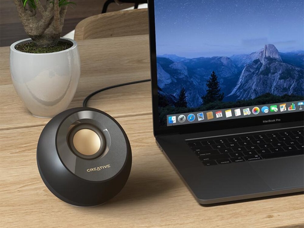 Głośniki CREATIVE Pebble V2 2.0, głośnik na biurku obok laptopa niewielkie wymiary całkowita moc 8w rms 2-calowe przetworniki radiatory pasywne