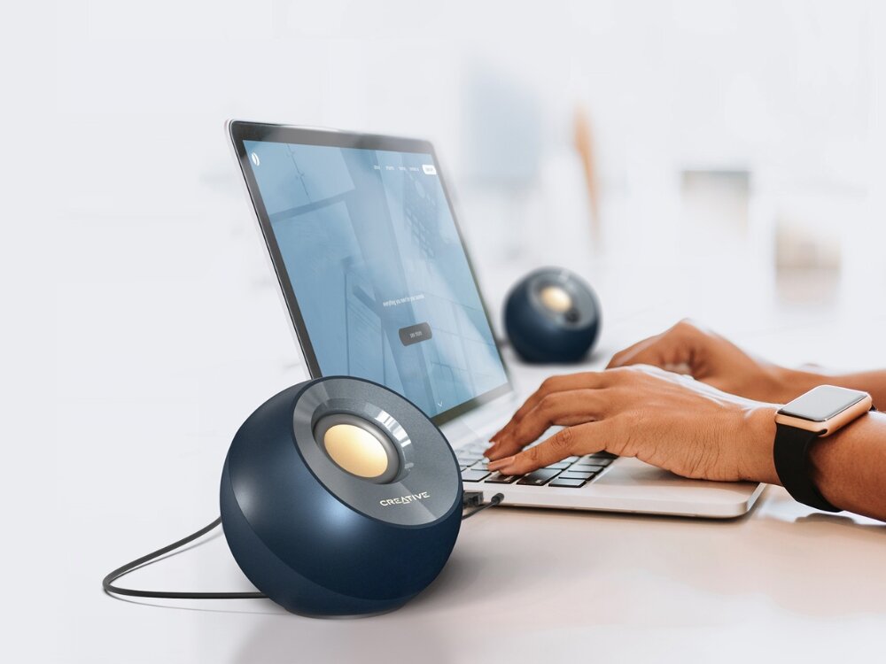 Głośniki CREATIVE Pebble V2 2.0, głośniki na biurku obok laptopa głośniki pod kątem 45 dźwięk w stronę słuchacza klarowność wciągający efekt słuchowy dźwięku kabel 1,35 m