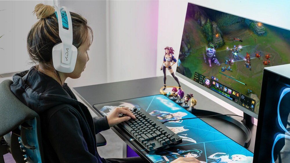 Навушники LOGITECH G733 Lightspeed - стильний вигляд, ідеальний вибір, легкий дизайн