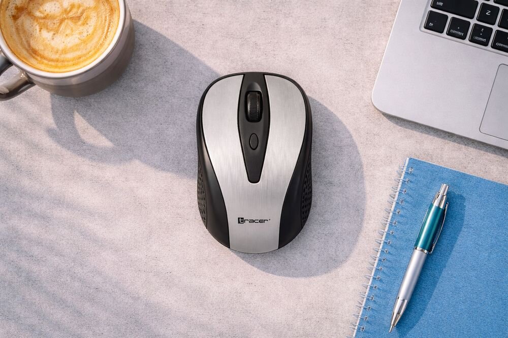 Tracer Joy II - mysz na blacie, obok  kawa i laptop