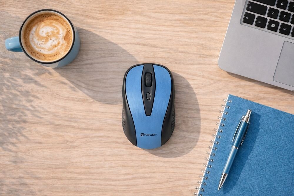 Tracer Joy II - mysz na blacie, obok  kawa i laptop