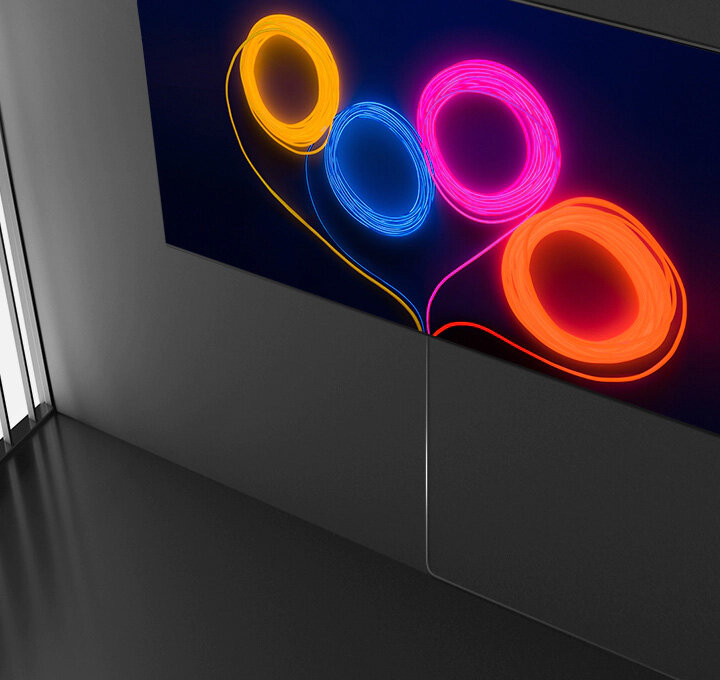 Niewidoczny przewód zasilający w telewizorze Samsung QLED Q95TD. Q95TDTXXH