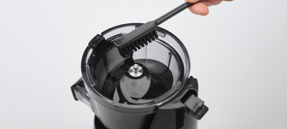 Wyciskarka wolnoobrotowa RUSSELL HOBBS 25170-56  zdjęcie lifestyle Szczoteczka do czyszczenia Delikatne włosie higiena