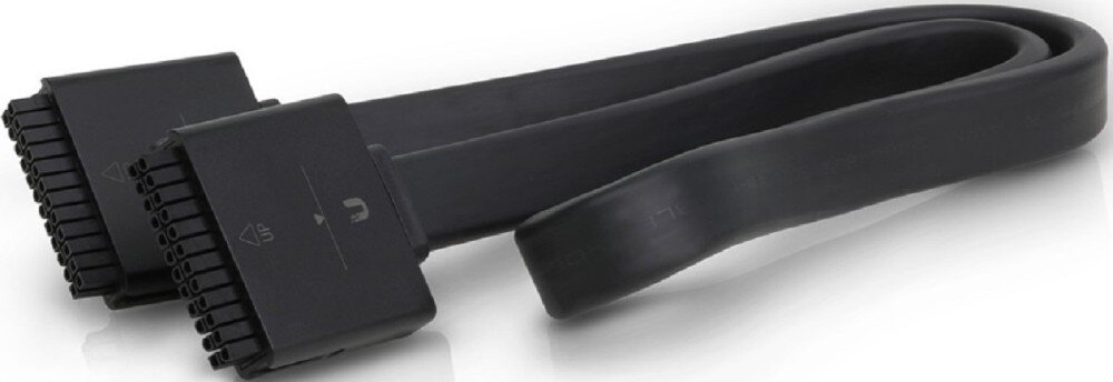 Kabel UBIQUITI USP-CABLE UniFi SmartPower Zbliżenie na czarny, płaski kabel zasilający zwinięty w pętlę, zakończony masywnymi prostokątnymi wtyczkami z widocznymi rzędami pinów oraz wytłoczonym logo w kształcie litery 'U'