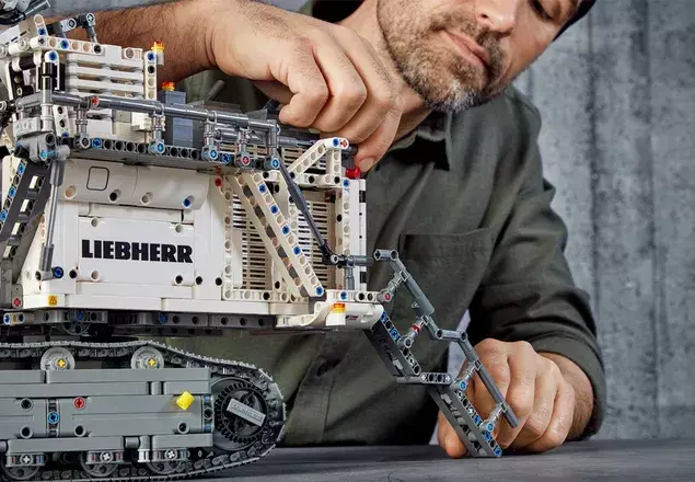 LEGO Technic Koparka Liebherr R 9800