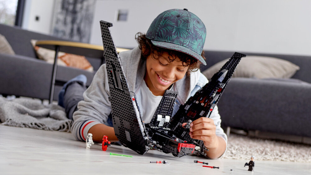 LEGO Star Wars Wahadłowiec Kylo Rena  - kreatywne odgrywanie scen z filmu