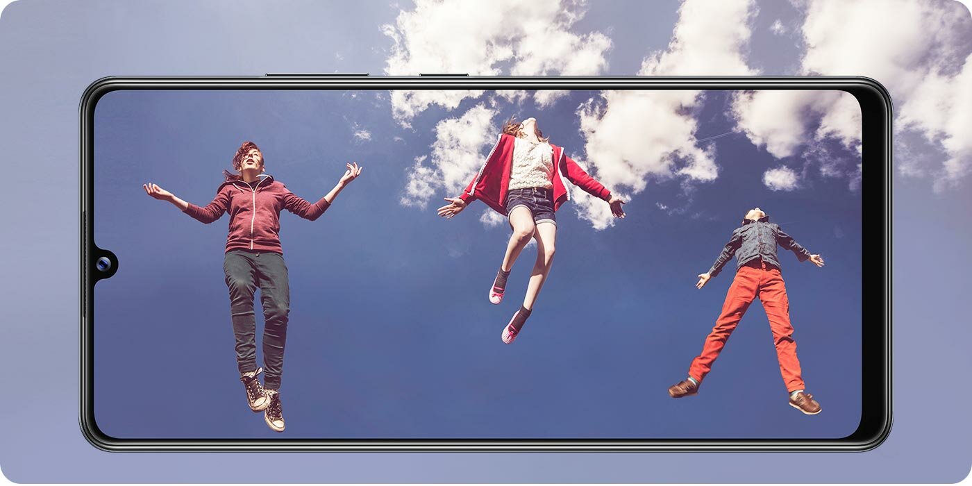 Zdjęcie trójki ludzi na ekranie telefonu Zdjęcie trójki ludzi na ekranie telefonu