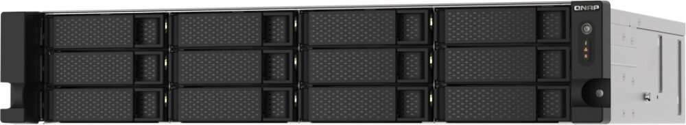 Serwer plików QNAP TS-1273AU-RP-8G Widok serwera w obudowie rack pod kątem, ukazujący dwanaście zatok na dyski oraz panel z przyciskiem zasilania i diodami, przeznaczenie, procesor, taktowanie, pamięć