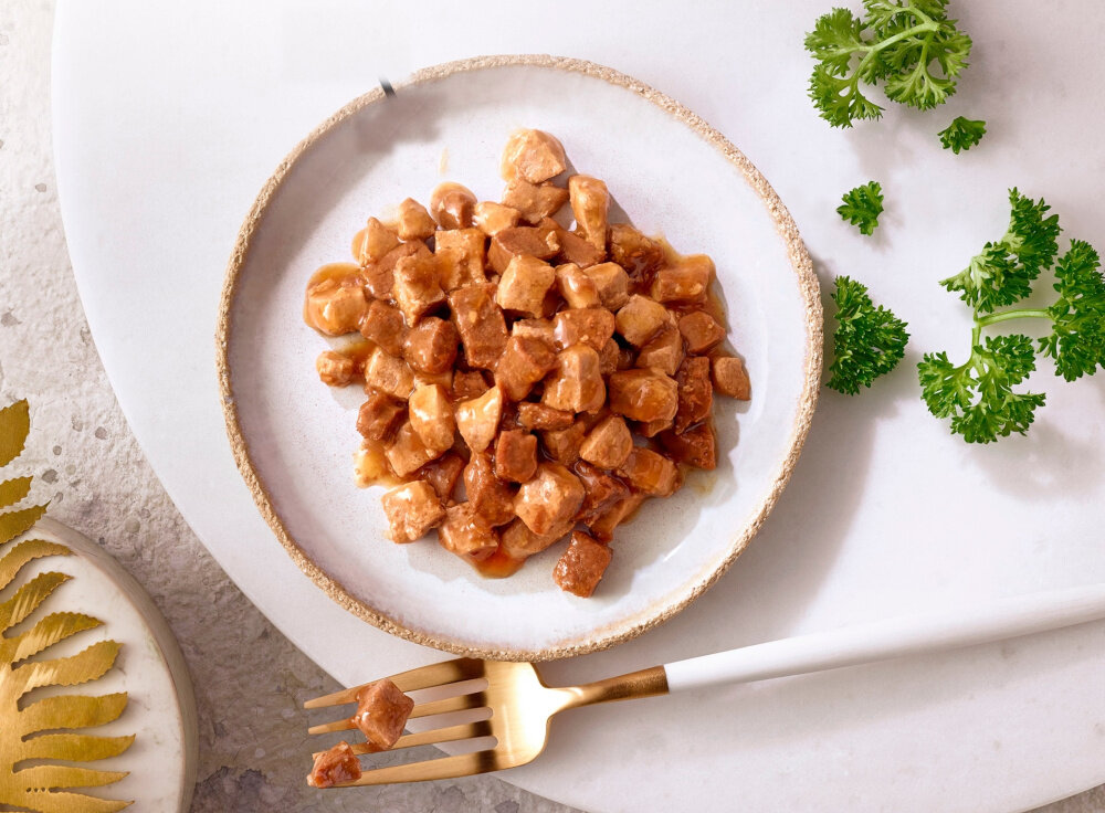 Karma dla kota GOURMET Gold Podwójna przyjemność Wołowina i kurczak 85 g talerz z karmą widok z góry pełnoporcjowa karma dla dorosłych kotów