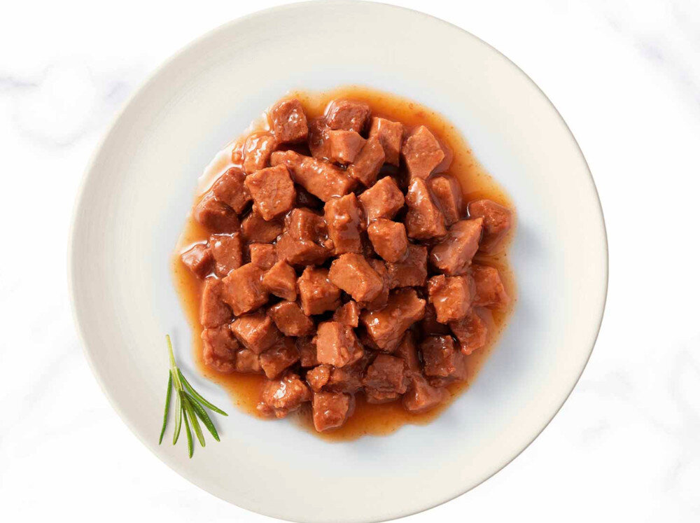 Karma dla kota GOURMET Gold Podwójna przyjemność Wołowina i kurczak 85 g talerz z karmą widok z boku mokra karma puszka o pojemności 85 g świeżość produktu do momentu otwarcia nie zawiera dodatku sztucznych barwników, konserwantów ani aromatów