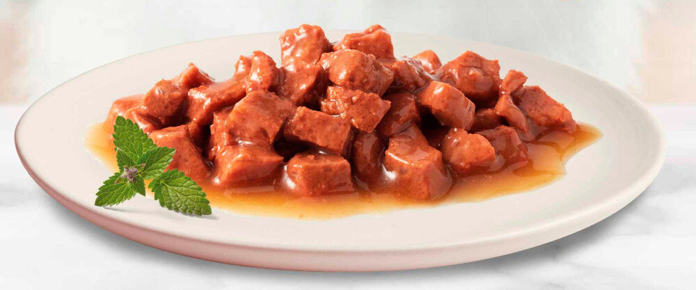 Karma dla kota GOURMET Gold Podwójna przyjemność Wołowina i kurczak 85 g talerz z karmą na jasnym tle widok z góry skład mięso i produkty pochodzenia zwierzęcego wołowina 4% kurczak 4% zboża ryby i produkty rybne