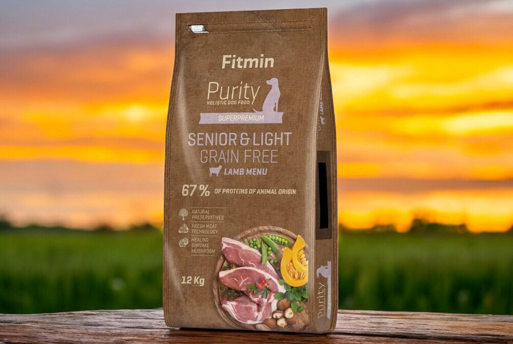 Karma dla psa FITMIN Purity Senior&Light Jagnięcina 12 kg opakowanie karmy na tle parku natury