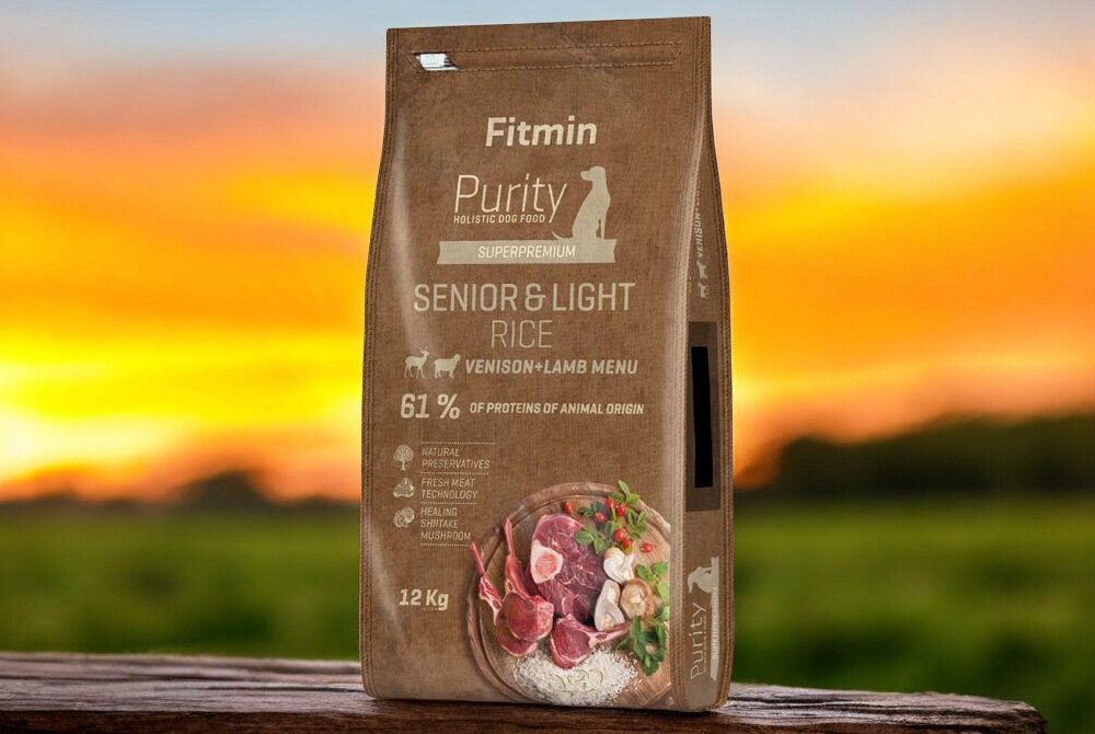 Karma dla psa FITMIN Purity Senior & Light Jagnięcina z dziczyzną 12 kg opakowanie karmy na tle parku natury