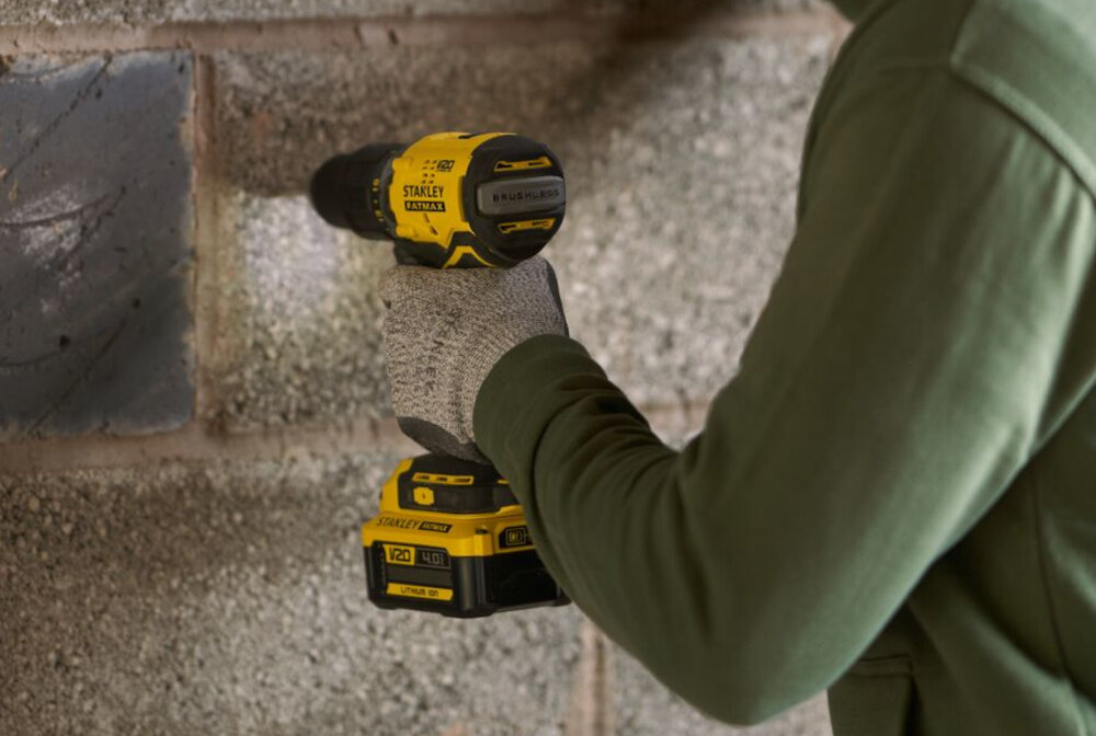 Wiertarko-wkrętarka STANLEY FatMax SFMCD715M2K-QW funkcja zmiany kierunku obrotow prawo/lewo do pracy w drewnie materialach drewnopodobnych stali metalu maksymalna srednica wiercenia w drewnie do 30 mm w stali do 13 mm