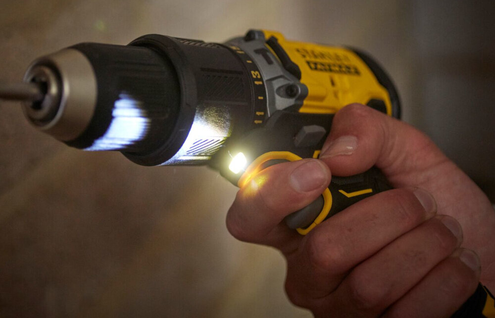 Wiertarko-wkrętarka STANLEY FatMax SFMCD715M2K-QW silnik bezszczotkowy maksymalny moment obrotowy 60 Nm jasna dioda LED o wysokiej intensywnosci