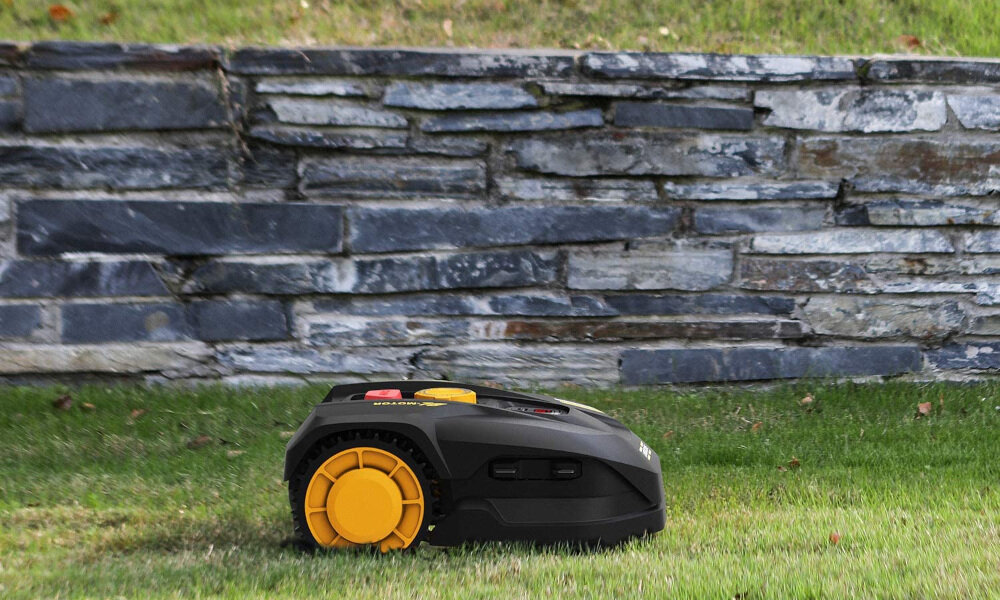 Robot koszący LANDXCAPE LX790i Sterowanie Wi-Fi w zestawie akumulator ładowarka stacja dokująca 9 noży i śrub 150 m przewodu obwodowego 210 kołków klucz imbusowy 2 miarki dystansowe 2 złącza kablowe 7 gwoździ do mocowania stacji dokującej instrukcja obsługi w języku polskim karta gwarancyjna