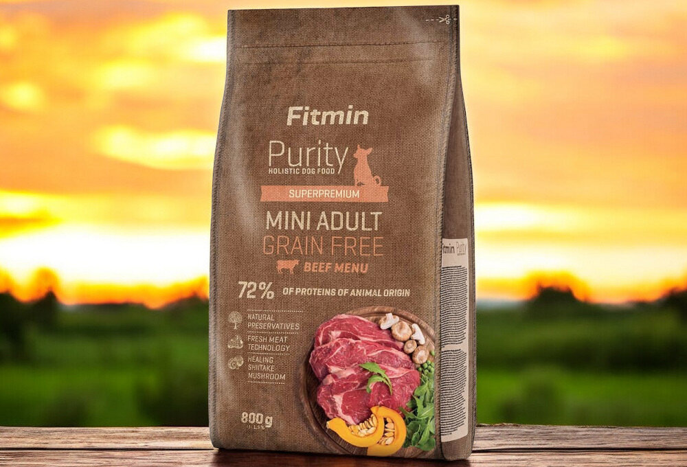 Karma dla psa FITMIN Purity Wołowina 800 g opakowanie karmy na tle parku natury