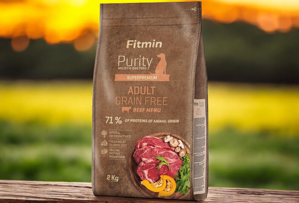 Karma dla psa FITMIN Purity Wołowina 2 kg opakowanie karmy na tle parku natury