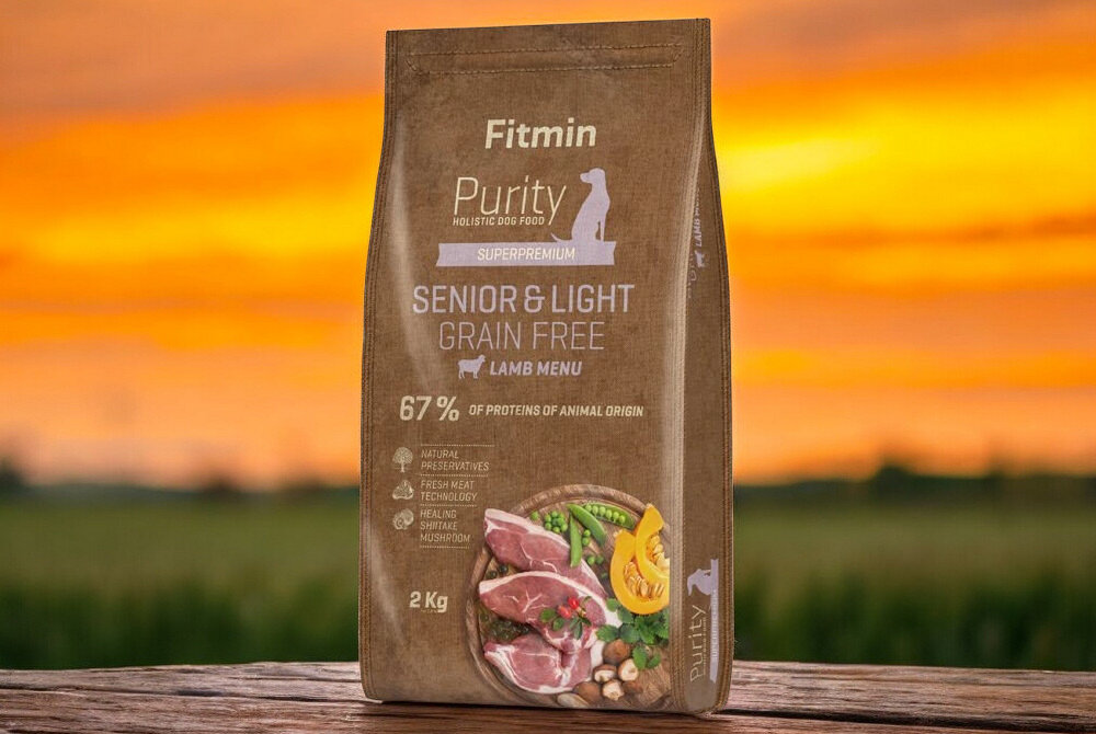 Karma dla psa FITMIN Purity Senior&Light Jagnięcina 2 kg opakowanie karmy na tle parku natury