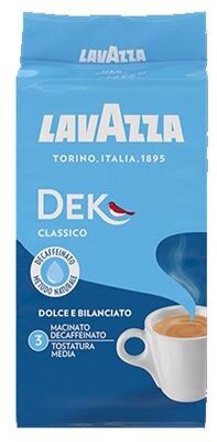 Opakowanie kawy Lavazza Dek Classico w kolorze niebieskim z białym logo Lavazza na górze. Widoczny jest obrazek filiżanki z kawą oraz teksty: \'TORINO, ITALIA, 1895\', \'DEK\', \'CLASSICO\', \'DOLCE E BILANCIATO\', \'MACINATO DECAFFEINATO\', \'TOSTATURA MEDIA\'.