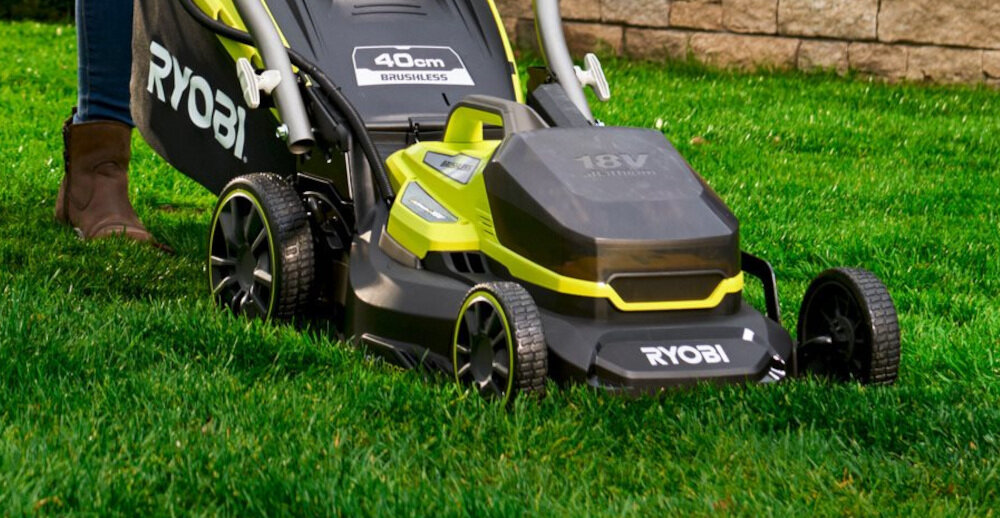 Kosiarka akumulatorowa RYOBI RY18LMX40A-150 noże z wysokiej jakości materiałów wyprofilowanie noży kształtowanie krawędzi tnących szerokość robocza 40 cm koszenie z uwzględnieniem preferowanej wysokości trawy w zakresie 25-70 mm mechanizm sprężynowy 6-stopniowa skala