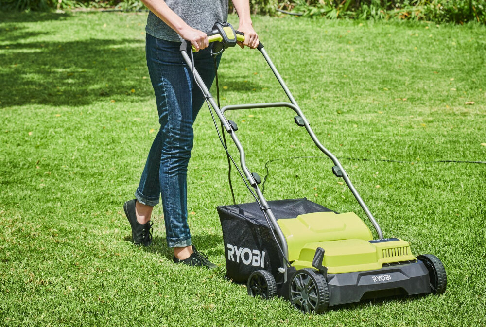 Wertykulator RYOBI RY1400SF35B z myślą o dużych trawnikach solidne wykonanie wygoda duża moc wydajny silnik moc 1400 W płynna praca