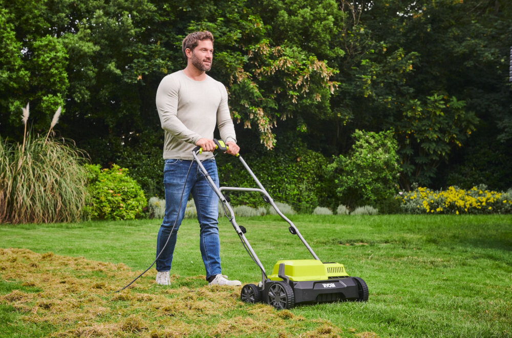 Wertykulator RYOBI RY1400SF35B wytrzymałość skuteczność wygoda użytkowania 16 stalowych noży napowietrzają rozluźniają podłoże szerokość robocza do 35 cm