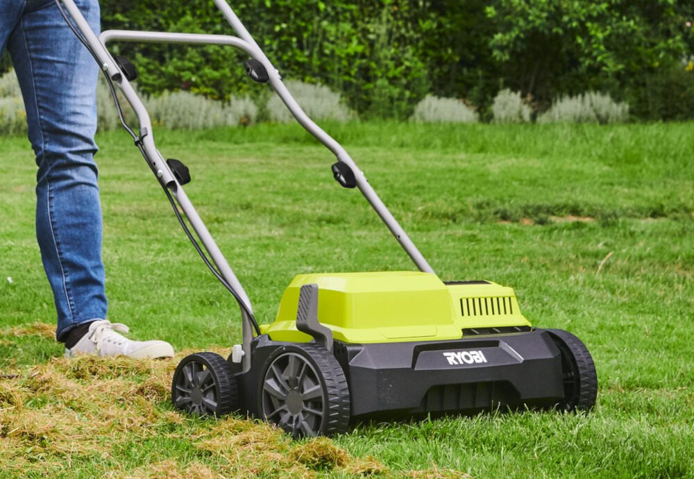 Wertykulator RYOBI RY1400SF35B w zestawie wałek do aeracja wałek do wertykulacji 55-litrowy kosz na trawę instrukcja obsługi w języku polskim karta gwarancyjna