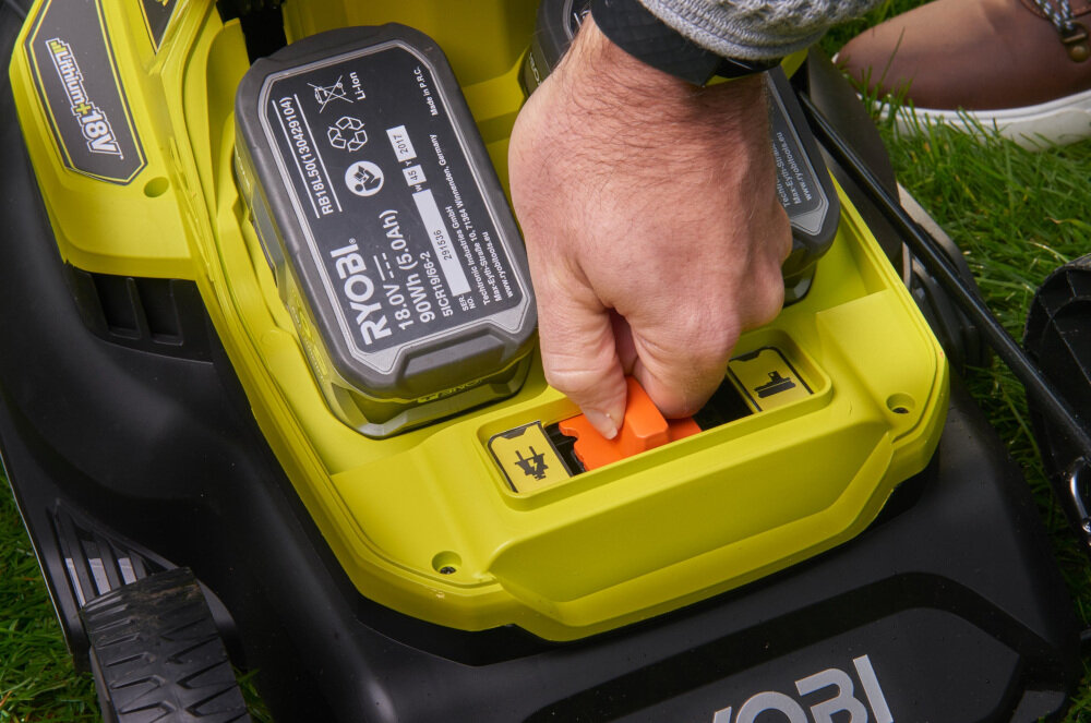 Kosiarka hybrydowa RYOBI RY18LMH37A-225 akumulator napięcie 18 V pojemność 2,5 Ah niski poziom hałasu 94 dB dwa porty na akumulatory zwiększą moc wydłużą czas pracy kosiarki