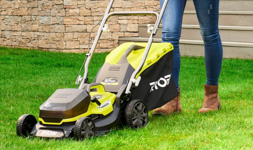 Kosiarka hybrydowa RYOBI RY18LMH37A-225 koła płynność prowadzenia stabilność nie wystają poza obrys kosiarki niewielka waga 16 kg zwrotna