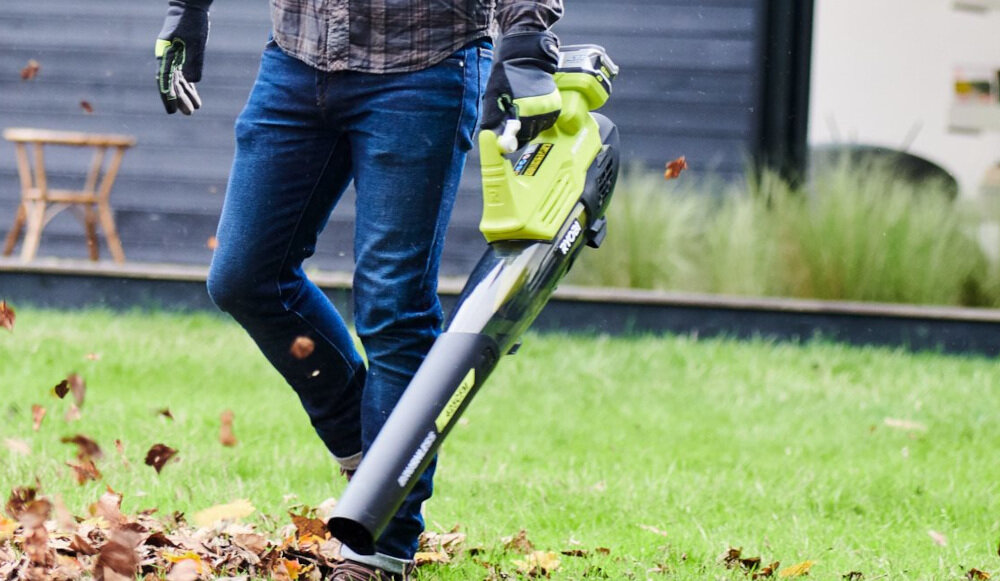 Dmuchawa do liści RYOBI RY18BLXA-0 komfortowy uchwyt ergonomiczna forma doskonałe wyważenie miękka rękojeść