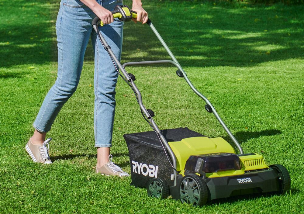 Wertykulator akumulatorowy RYOBI RY18SFX35A-240 wytrzymałość skuteczność wygoda użytkowania bęben wertykulacyjny z 16 ostrzami napowietrza rozluźnia podłoże szerokość robocza do 35 cm