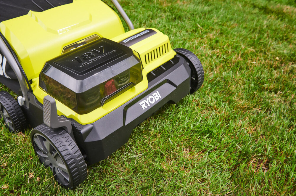 Wertykulator akumulatorowy RYOBI RY18SFX35A-240 4-stopniowa regulacja głębokości pracy w zakresie od -1,2 do 0,2 cm