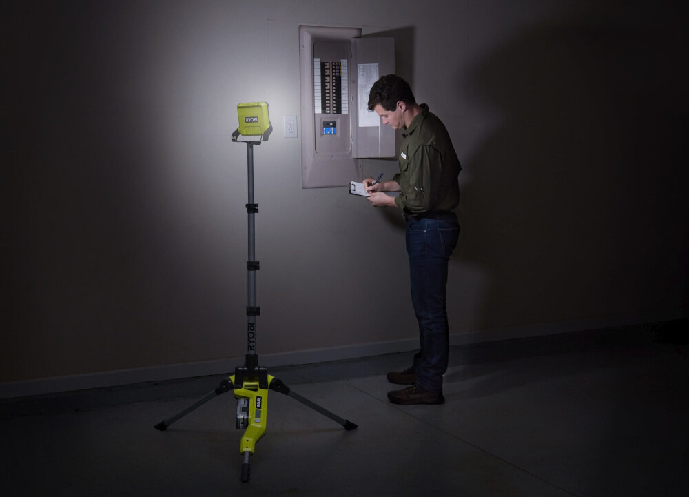 Lampa warsztatowa RYOBI R18TL-0 z wysokiej jakości tworzyw sztucznych mocna i zwarta budowa waga 3,2 kg zasilana akumulatorem o napięciu 18 V w zestawie brak akumulatora