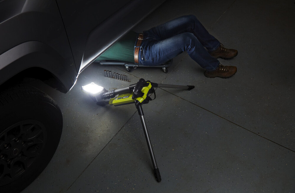 Lampa warsztatowa RYOBI R18TL-0 do prac naprawczych w warsztacie w różnorodnych projektach dekoracyjnych lampę można złożyć w kilka sekund