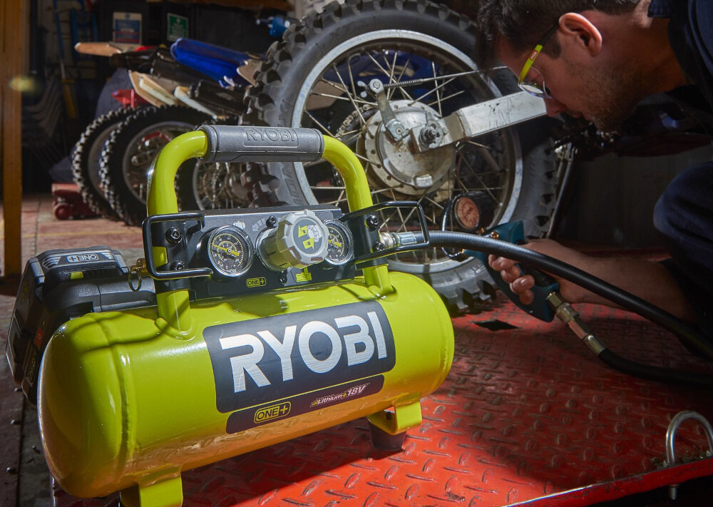 Kompresor RYOBI R18AC-0 zasilany przez akumulator Li-Ion o napięciu 18 V metalowe przyłącze ciśnienie robocze do 8 bar