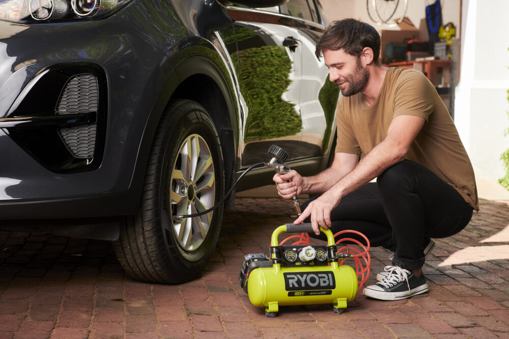 Kompresor RYOBI R18AC-0 pompowanie szybkie komfortowe stoi stabilnie na gumowych nóżkach