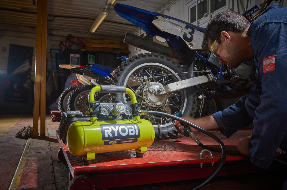Kompresor RYOBI R18AC-0 regulator z blokadą zawór spustowy kompaktowa i przenośna konstrukcja waga 6,3 kg