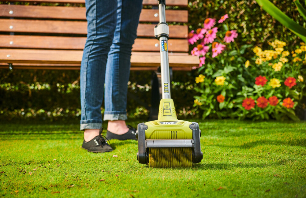 Urządzenie do czyszczenia tarasów RYOBI RY18PCB-140 niewielka masa waga 3,5 kg poziom mocy akustycznej 80 dB poziom wibracji 0,8 m/s2