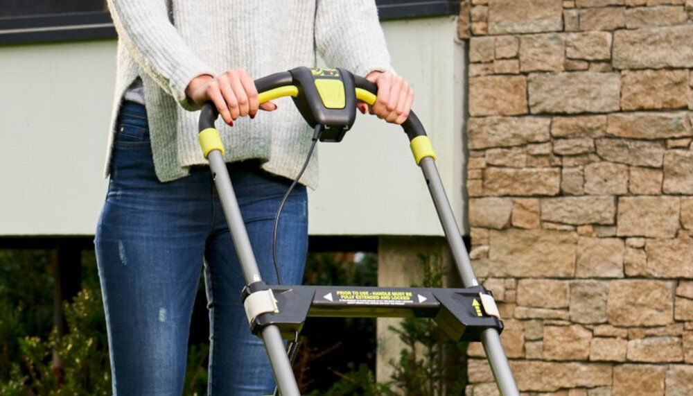 Kosiarka akumulatorowa RYOBI RY18LMX40A-240 wygodny składany uchwyt ergonomiczna forma komfort pracy składane i zdejmowane uchwyty