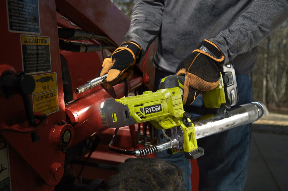 Smarownica RYOBI R18GG-0 akumulatorowa elektronarzędzie z serii systemów RYOBI ONE+ do smarowania pojazdów i maszyn szereg przydatnych funkcji blokada włącznika zawór odpowietrzający ogumowana rękojeść