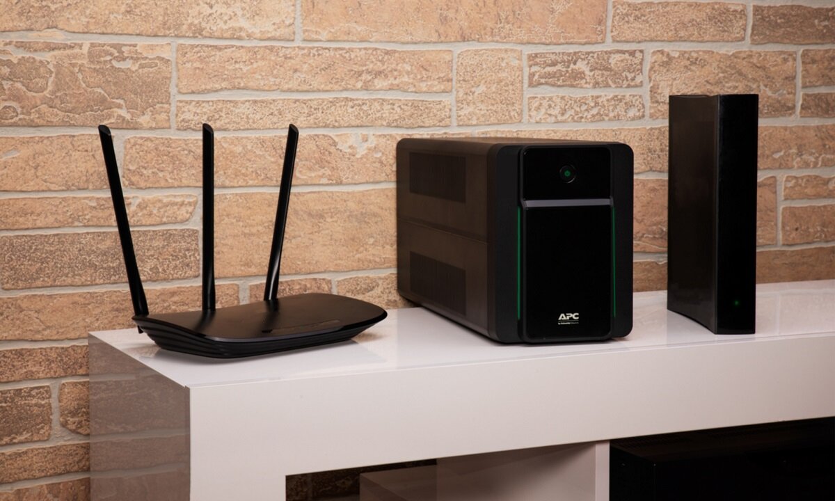 Zasilacz UPS APC Back BX zasilanie napięcie ochrona sprzętu design wygoda Obsługi