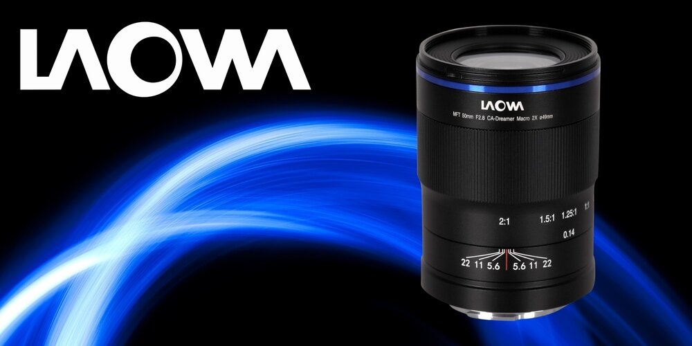 Obiektyw VENUS OPTICS LAOWA 50mm f-2.8 2x Ultra Macro do Micro 4-3 Grafika promocyjna: czarny obiektyw na czarnym tle z niebieską smugą światła i dużym napisem „LAOWA”