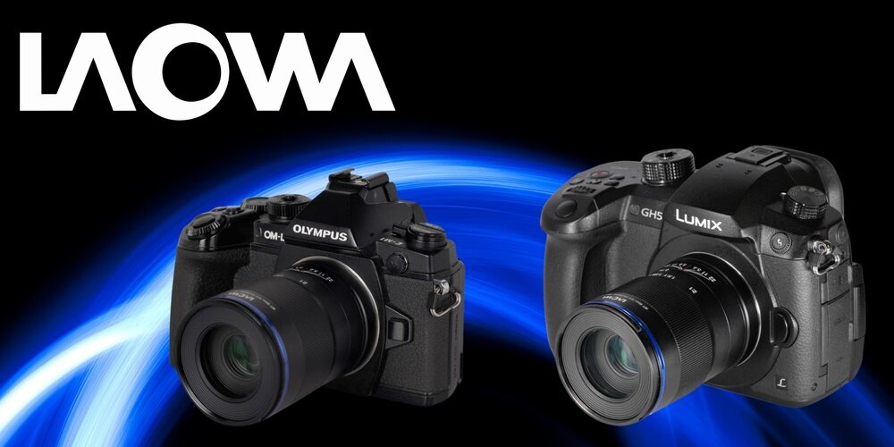 Obiektyw VENUS OPTICS LAOWA 50mm f-2.8 2x Ultra Macro do Micro 4-3 Grafika promocyjna: dwie lustrzanki z obiektywami na czarnym tle z niebieską smugą światła i napisem „LAOWA”