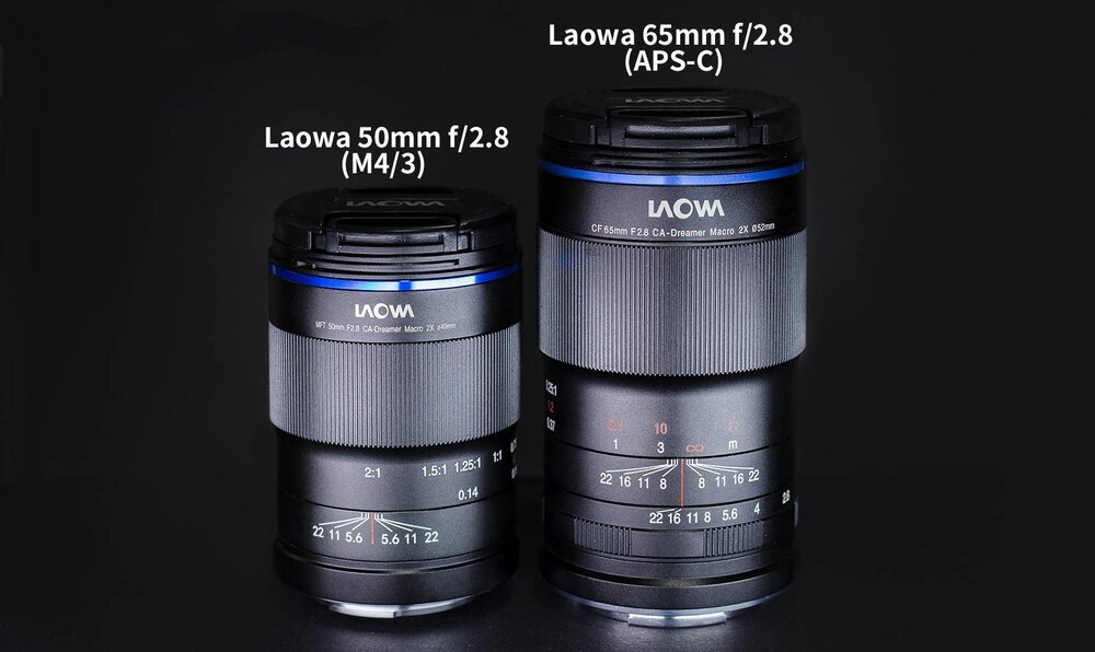 Obiektyw VENUS OPTICS LAOWA 50mm f-2.8 2x Ultra Macro do Micro 4-3 Dwa czarne obiektywy ustawione obok siebie na ciemnym tle, z widocznymi skalami i opisami ogniskowych nad nimi