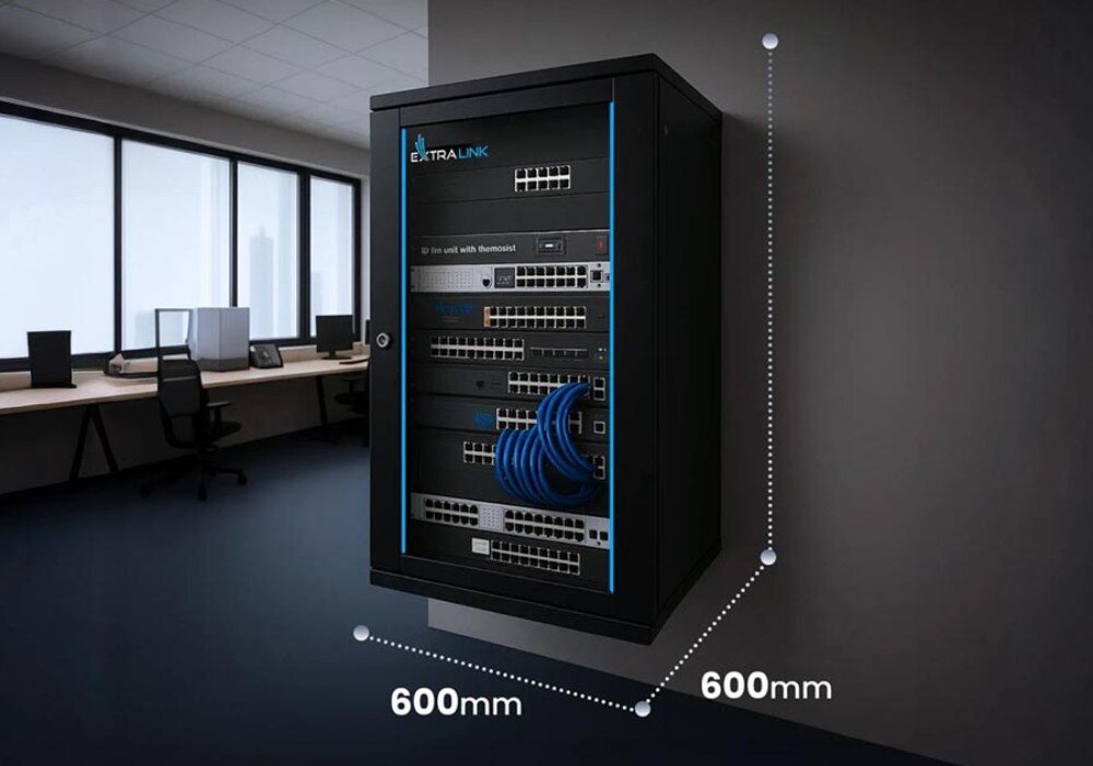Szafa RACK EXTRALINK 19 15U EX.14343 600 x 600 mm Czarna wisząca szafa rack z wypełnionymi urządzeniami sieciowymi i niebieskimi kablami, pokazana na ścianie biura z zaznaczonymi wymiarami 600 mm szerokości i 450 mm głębokości, przeznaczenie, wymiary, kolor,
