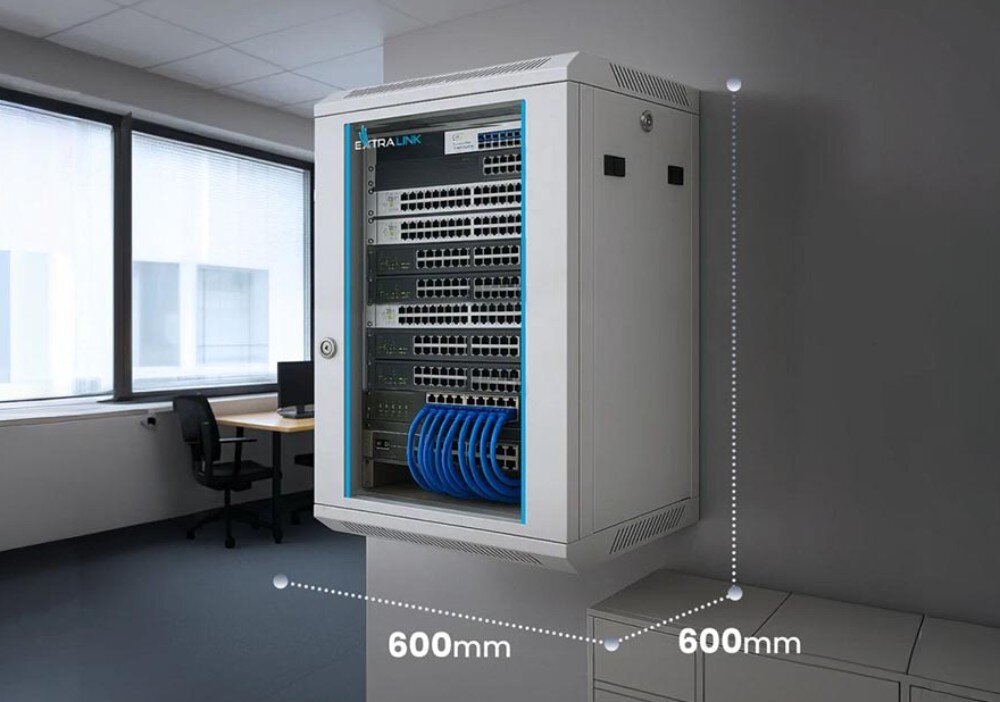 Szafa RACK EXTRALINK 19 15U EX.14350 600 x 600 mm Szara wisząca szafa rack z wypełnionymi urządzeniami sieciowymi i niebieskimi kablami, pokazana na ścianie biura z zaznaczonymi wymiarami 600 mm szerokości i 450 mm głębokości, przeznaczenie, wymiary, kolor,